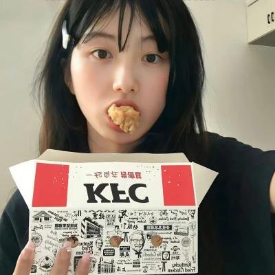 泳池里的男孩